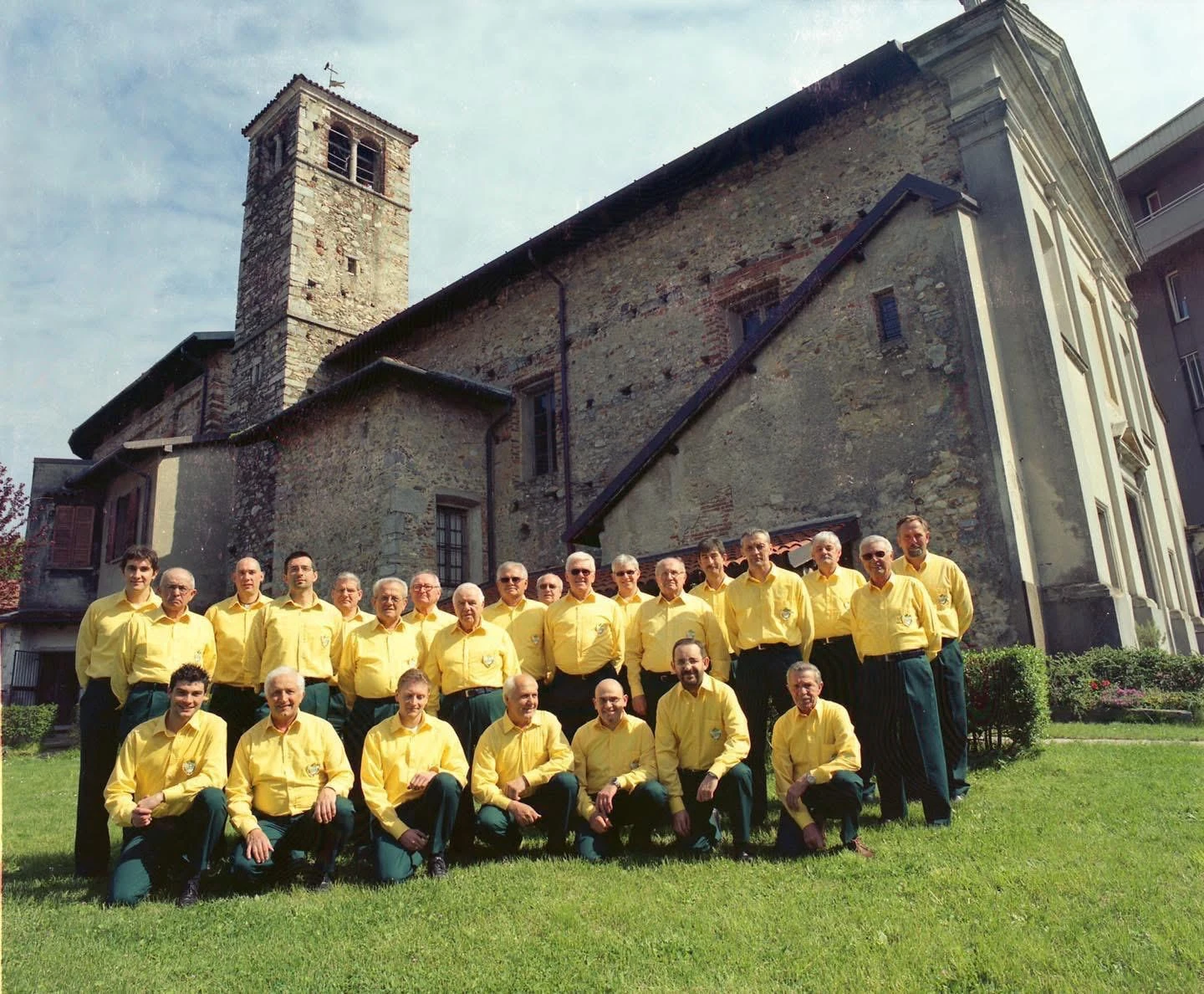 Coro La Brughiera nella divisa storica gialla e verde, fotografia d’archivio